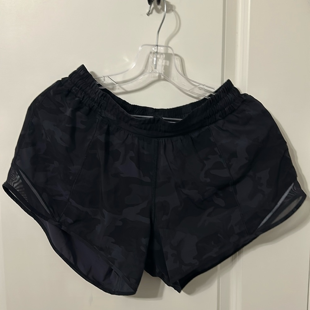 Lululemon Hotty Hot 8 tall 4 inch Black Camo
